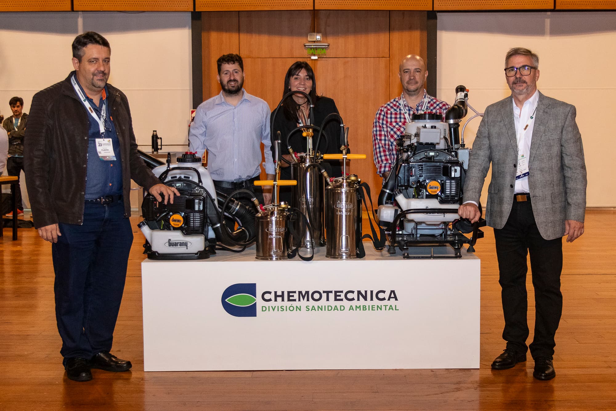 Equipo Chemotecnica junto a equipamiento profesional de sanidad ambiental